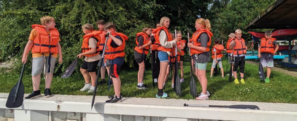 Jugend des SV Einheit Ueckermünde e.V. bei der Vorbereitung auf die Bootsfahrt. Foto: ZVG