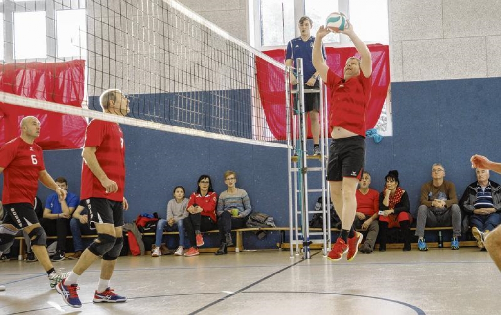 Einheit-Kapitän Roland Florin (am Ball) kann sich eine baldige Rückkehr in die Halle nicht vorstellen. Foto: Andy Buenning