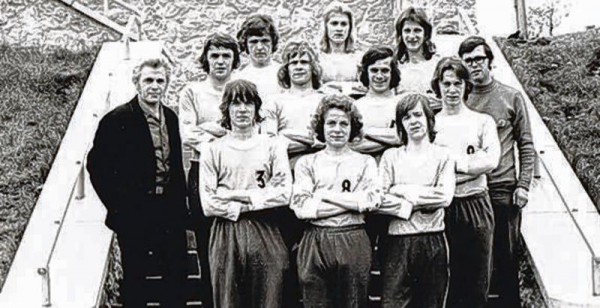 Volleyball-Pionier Günter Funke (links) führte die Einheit-Mannschaft zu zahlreichen DDR-Meisterschaften. So sahen die Gewinner 1975 aus. Foto: ZVG Chronik SV Einheit Ueckermüde