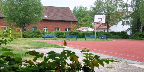 Der Basketballplatz auf dem Schulgelände befindet sich neben der Turnhalle und Wohnhäusern der August-Bartelt-Straße. Foto: Eckhard Kruse