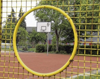 Der Basketball-Platz auf dem Gelände der Regionalen Schule Ueckermünde ist zu einem beliebten Treffpunkt für Jugendliche geworden. Foto: Eckhard Kruse