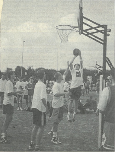 Streetball-Finale in Schwerin: Die &quot;Schlümpfe&quot; im Angriff. Foto: Pietzke