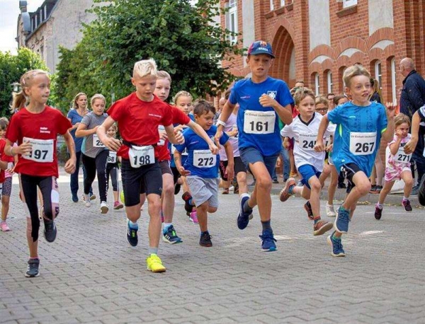 Mit der Haffmeile starten die Jungen und Mädchen bis zur Altersklasse 12 in den Wettbewerb. Foto: Andy Bünning: 