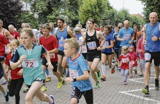 Zwei Männer teilen sich den Sieg beim Abendlauf