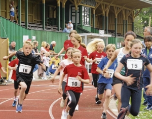 Große und kleine Läufer drehen im Waldstadion Runden