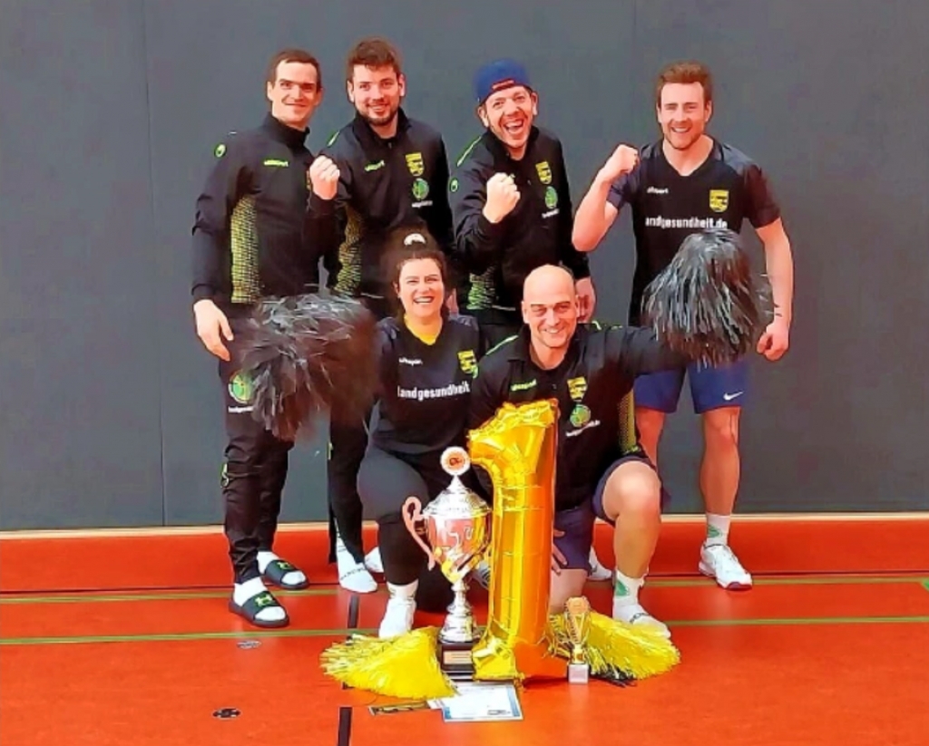 Strahlende Gewinner: Das Team aus Zerrenthin jubelt nach dem Gesamtsieg in der Volleyball-Vorpommern-Liga. Foto: ZVG