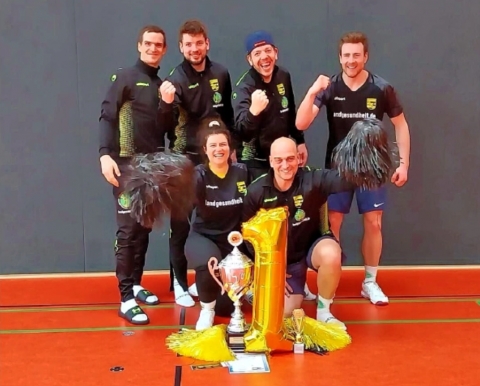 Strahlende Gewinner: Das Team aus Zerrenthin jubelt nach dem Gesamtsieg in der Volleyball-Vorpommern-Liga. Foto: ZVG