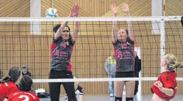 Die Volleyballerinnen vom SV Einheit Ueckermünde um Sandra Behnke (links) und Romy Abraham (rechts) spielen in der höchsten Klasse Mecklenburg-Vorpommerns.