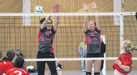 Die Volleyballerinnen vom SV Einheit Ueckermünde um Sandra Behnke (links) und Romy Abraham (rechts) spielen in der höchsten Klasse Mecklenburg-Vorpommerns.