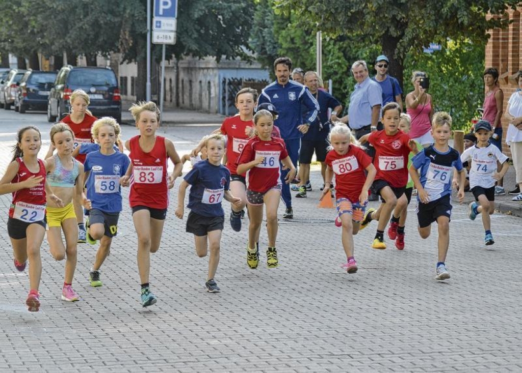 Auch die Kleinen strengen sich kräftig an: 90 Sportler gingen beim Abendlauf in Ueckermünde im vergangenen Jahr an den Start. Foto: Christopher Niemann