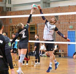 Reges Treiben herrscht am Samstag in der Pasewalker Ueckersporthalle. Neun Teams streiten um Punkte. Foto: Wolfgang Dannenfeldt