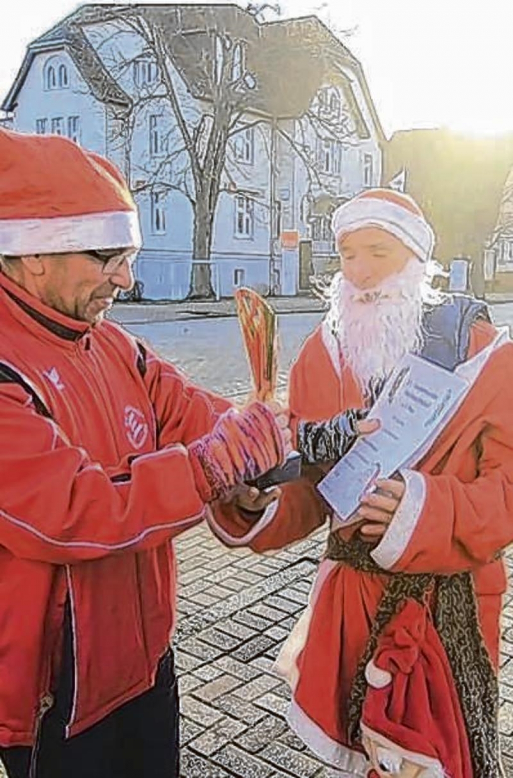 Frank Greiner Mai (links) hat vergessen dem Weihnachtsmann abzusagen und deshalb lief er zusammen mit dem Rauschebart den Weihnachtslauf durch Ueckermünde. Foto: ZVG