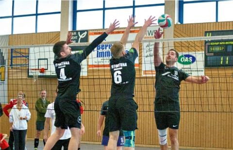 Die Volleyballer von Zerrenthin (vorne) gewannen das Duell gegen Einheit Ueckermünde mit 3:2.. Foto: Andy Bünning