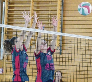 Der SV Einheit Ueckermünde um Daniela Vetter (rechts, beim Blockversuch) hat einen nahezu perfekten Spieltag absolviert. Foto: Matthias Schütt