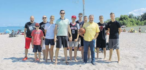 Stadt und Basketballer freuen sich über das Ergebnis der neuen Anlage am Strand.  Foto: Stefanie Schulz
