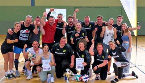 So sehen Sieger aus: Teams aus Ueckermünde und Zerrenthin jubeln gemeinsam. Foto: ZVG
