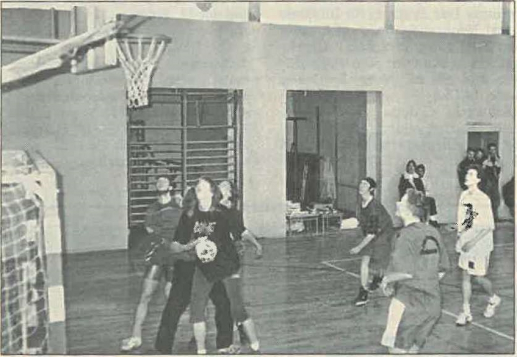 Spannend ging es im Endspiel zwischen den Mannschaften des Gymnasiums Eggesin und den Leichtathleten Ueckermünde zu. Foto: GP