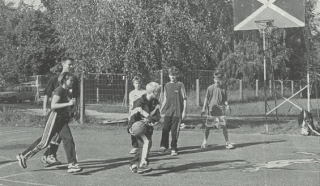 Ran an den Korb. Fans des amerikanischen Ballspiels formierten sich gestern hinter der Goetheschule, um die Stadtmeister zu ermitteln. Foto: KB