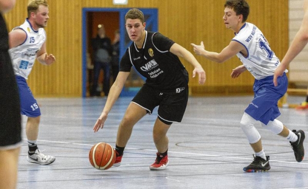 Für die Basketballer vom SV Einheit Ueckermünde um Florian Ströhla (schwarz) hat die Vorbereitung auf die neue Saison begonnen. Foto: Andy Bünning