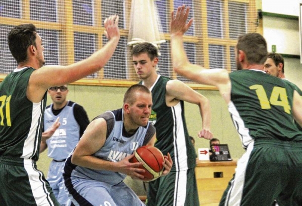 Umzingelt von Turbine-Basketballern: Landesliga-Neuling Ueckermünde hatte einen schweren Stand in Neubrandenburg. Foto: Roland Gutsch