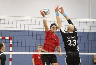 Die Volleyballer des SV Einheit Ueckermünde um Emanuel Reim (rot) starten am Wochenende in die Landesklasse Ost. Foto: Christian Johner