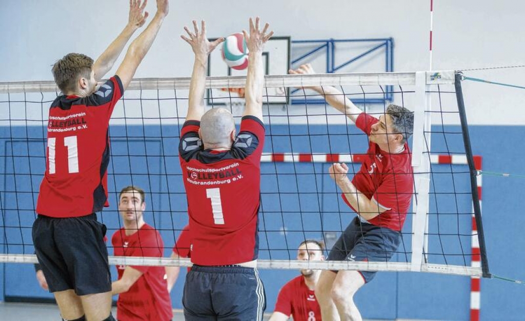 Die Volleyballer vom Einheit Ueckermünde um Christoph Priebe (rechts) verloren ihr Spiel in eigener Halle gegen den HSV Neubrandenburg II. Foto: Andy Bünning