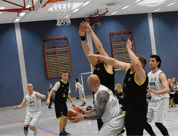 Die Landesliga-Basketballer der Ueckermünder BallRox (weiße Trikots) setzten sich im Auswertsspiel bei den Friedland Cranes durch und gewannen ungefährdet mit 109:54. Foto: Eckard Berndt