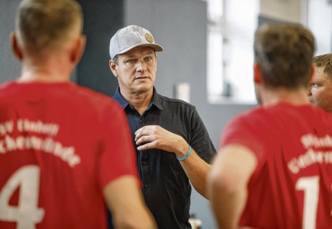 Landesliga-Trainer André Fröhlich (Mitte) wird am Samstag auf wichtige Leute verzichten müssen. Trotzdem freut man sich in Ueckermünde auf zwei schöne Duelle am hohen Netz. Foto: Andy Buenning