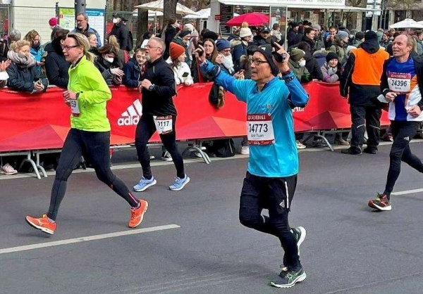 Chefarzt Trinh beim Zieleinlauf. Gerade bereitet er sich auf seinen 23. Marathon vor. Foto: ZVG