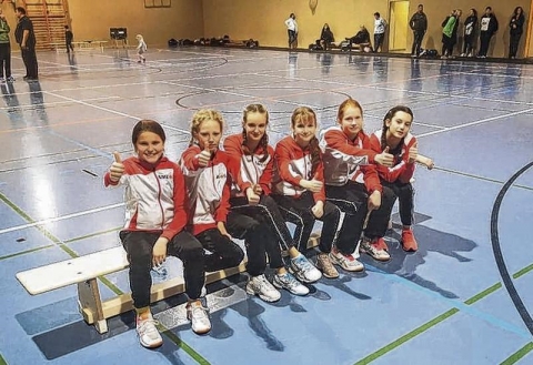 Daumen hoch! Die U14 weiblich des SV Einheit Ueckermünde verpasste in Stralendorf zwar das Podium, zog aber ins A-Finale der Landesmeisterschaft ein. Foto: ZVG