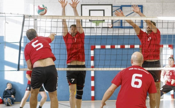 Die Volleyball-Männer des SV Einheit Ueckermünde um Sven Behnke (hier beim Blockversuch) nehmen in der neuen Saison in der Landesliga teil. Foto: Andy Bünning