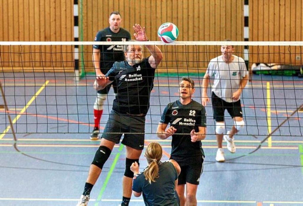 Die Volleyballer von Einheit Ueckermünde, hier im Angriff, haben zum Auftakt in der Landesliga-Mixed gleich zwei schwere Brocken vor sich. Foto: Andy Bünning