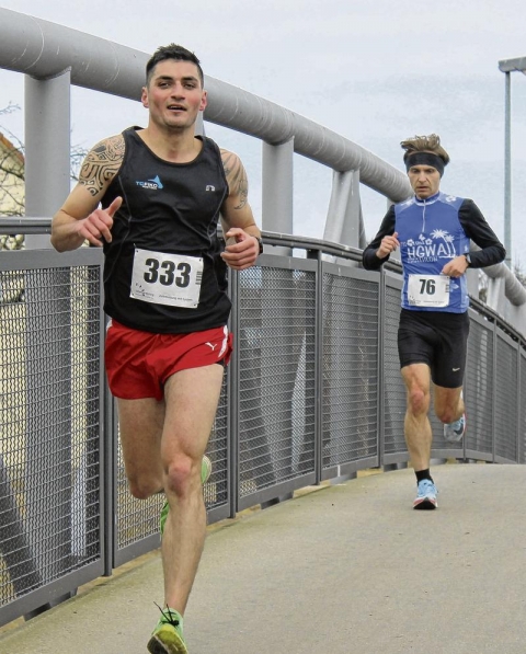 Tim Klatt vom TC Fiko Rostock (links) und Jan Henrik Lange (HSG Uni Greifswald) lieferten sich 2018 einen spannenden Kampf um den Marathon-Titel. Am Ende gewann Lange knapp. Foto: Thomas Krause