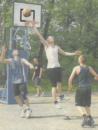 Zum traditionellen Streetball-Turnier sind in Eggesin zum „Tag der Familie&quot; vier Mannschaften gegeneinander angetreten. Foto: U. Hertzfeld