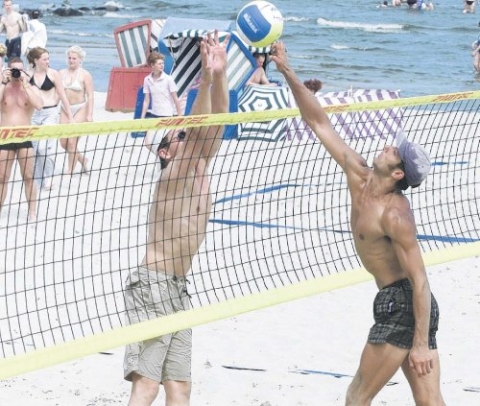 Beachvolleyball und Show locken zum Haffstrand