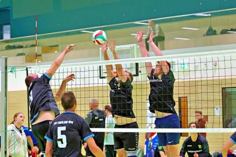 Die Volleyballer von Fortuna Zerrenthin (hier beim Block) wollen im Rahmen des finalen Spieltages noch einmal Zählbares in der Landesliga-Mixed holen. Foto: Wolfgang Dannenfeldt