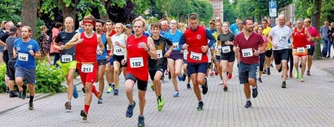 Die Teilnehmer beim Abendlauf starten auf die Strecke. Über 15 Kilometer gewann erneut Jan-Hendrik Lange (Nummer 213). Foto: Andy Bünning