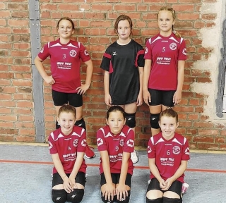 Die Ueckermünder U13-Volleyballerinnen haben sich für das A-Finale qualifiziert. Obere Reihe: Alexandra Prohnitchi, Ronja Rönsch Fredericke Sichau; untere Reihe: Alina Justus, Lara Rothbart, Christina Justus Foto: ZVG