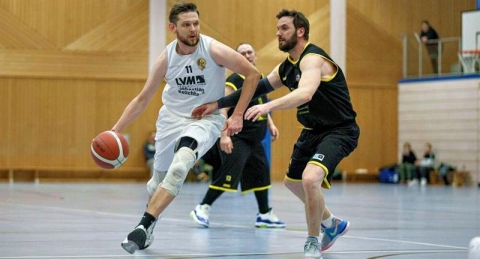 Die BallRox aus Ueckermünde um Spielertrainer Daniel Havlitschek (links, gegen Gerald Bahr) spielen zum Auftakt der neuen Saison auswärts gegen Friedland. Foto: Andy Bünning