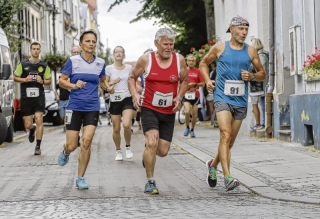 Die 30. Auflage des Ueckermünder Abendlaufes im vergangenen Juli richteten die Leichtathleten des SV Einheit Ueckermünde bereits zum zehnten Mal zu Ehren ihres ehemaligen Vorsitzenden Guido-N. Pietzke aus, der die Abteilung nach der Wende leitete und leider früh verstarb. Foto: Andy Bünning