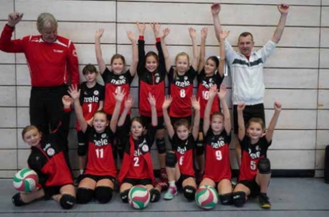 SV Einheit Volleyballerinnen mit Trainer Detlef Rühl (links) und Co-Trainer Markus. Foto: ZVG