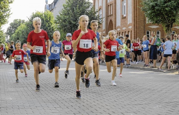 Mehr als 80 kleine und große Athleten nahmen am Ueckermünder Abendlauf teil. Foto: Andy Bünning