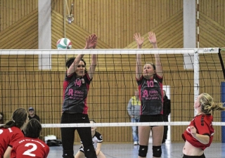 Romy Abraham (rechts, beim Blockversuch) ist eine von mehreren Spielerinnen, die in der nächsten Saison nicht mehr zum Kader des SV Einheit Ueckermünde gehören. Foto: C. Johner/NK-Archiv