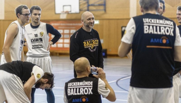 Der „BallRox“-Mannschaft von Trainer Falko Ramm (Mitte) gelang im ersten und bislang einzigen Saisonspiel ein Überraschungserfolg gegen Turbine Neubrandenburg. Foto: Andy Buenning