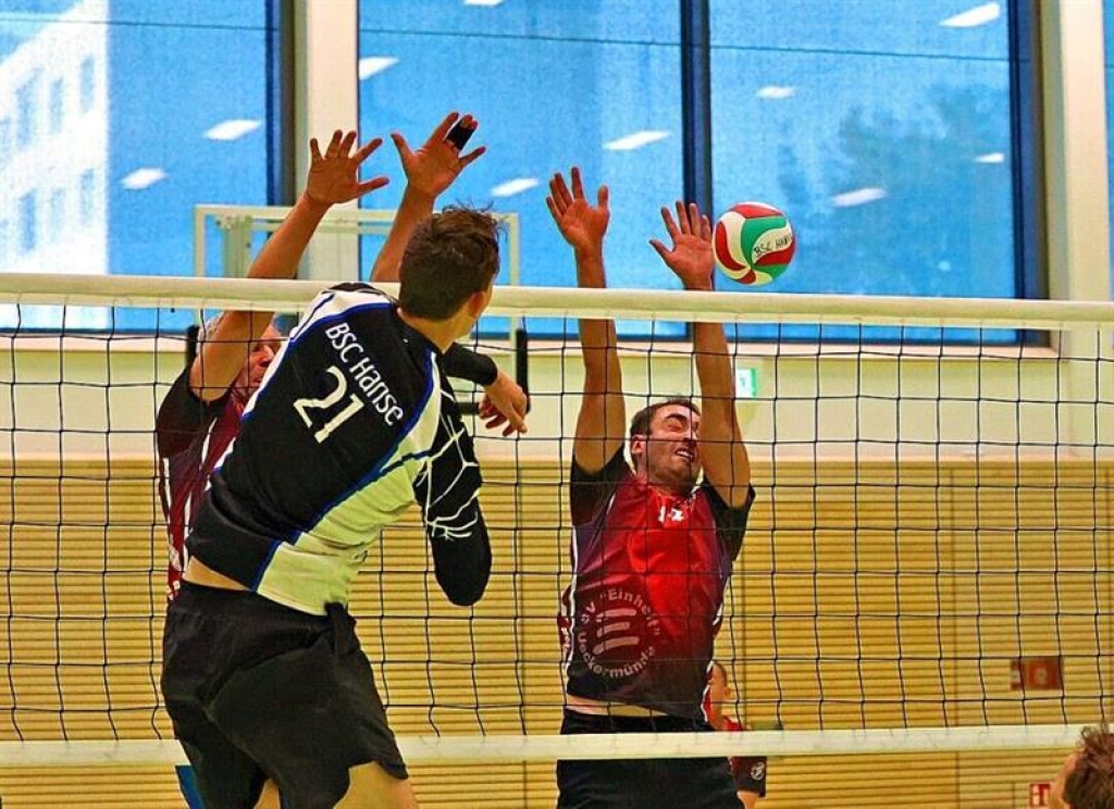 Die Volleyballer von Einheit Ueckermünde (hinterm Netz) gehen am Samstag voll auf Punktejagd. Foto: Wolfgang Dannenberg