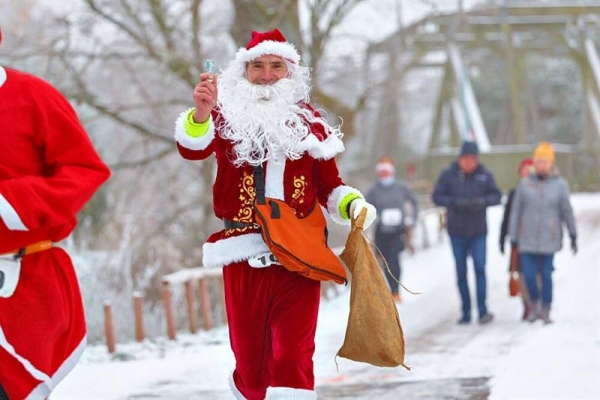 Dirk Rüscher vom SV Einheit Ueckermünde war im Vorjahr als Weihnachtsmann verkleidet und verteilte unterwegs an Passanten kleine Naschereien. Foto: Andy Bünning