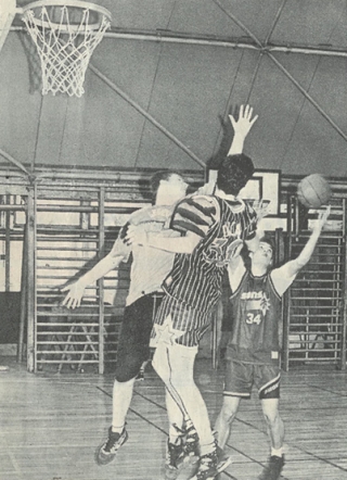 Umkämpft, aber fair gingen die Teilnehmer des dritten Jugendbasketballturniers am Diens-tagnachmittag zur Sache. Die Veranstalter freuten sich über ein auf breiter Front gestiegenes Spiel-niveau. Foto: LS