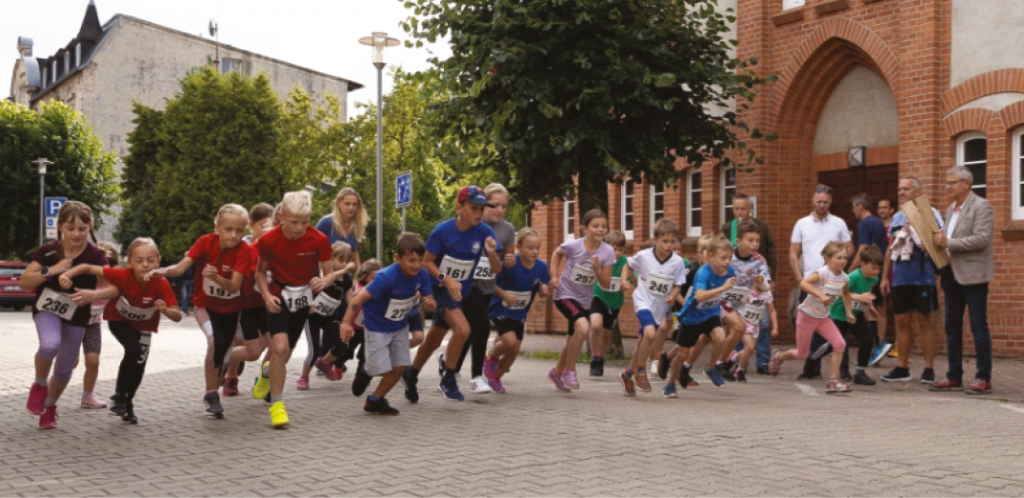 Start der Haff-Meile durch Hans-Dieter Salow Foto: ZVG