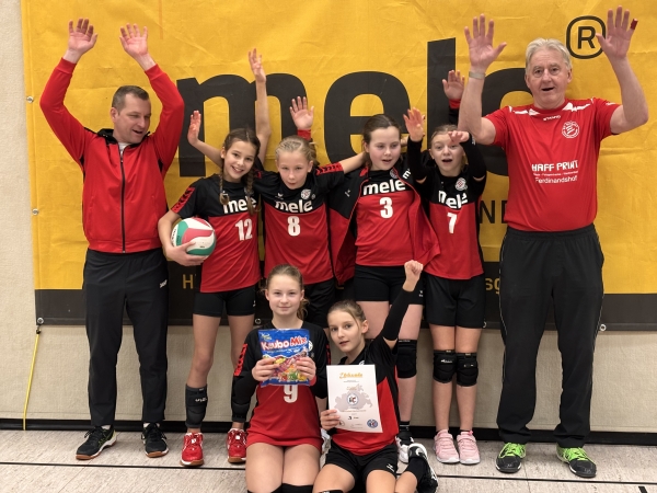 U13 Spielerinnen des SV Einheit Ueckermünde e.V. mit Trainer Detlef Rühl (r.) und Co-Trainer Markus Bielenberg