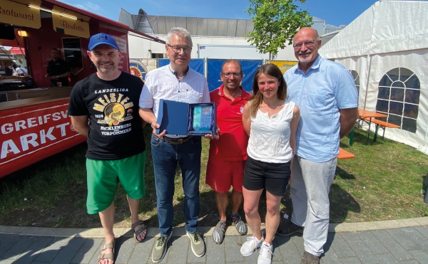 Große Freude über die Auszeichnung herrschte auch bei den Aktiven des Vereins, die den Tag der Vereine mitgestaltet haben. v.l. Guido Winter, Dieter Salow, Frank Greiner-Mai, Ramona Lubbe, Bürgermeister Jürgen Kliewe Foto: ZVG